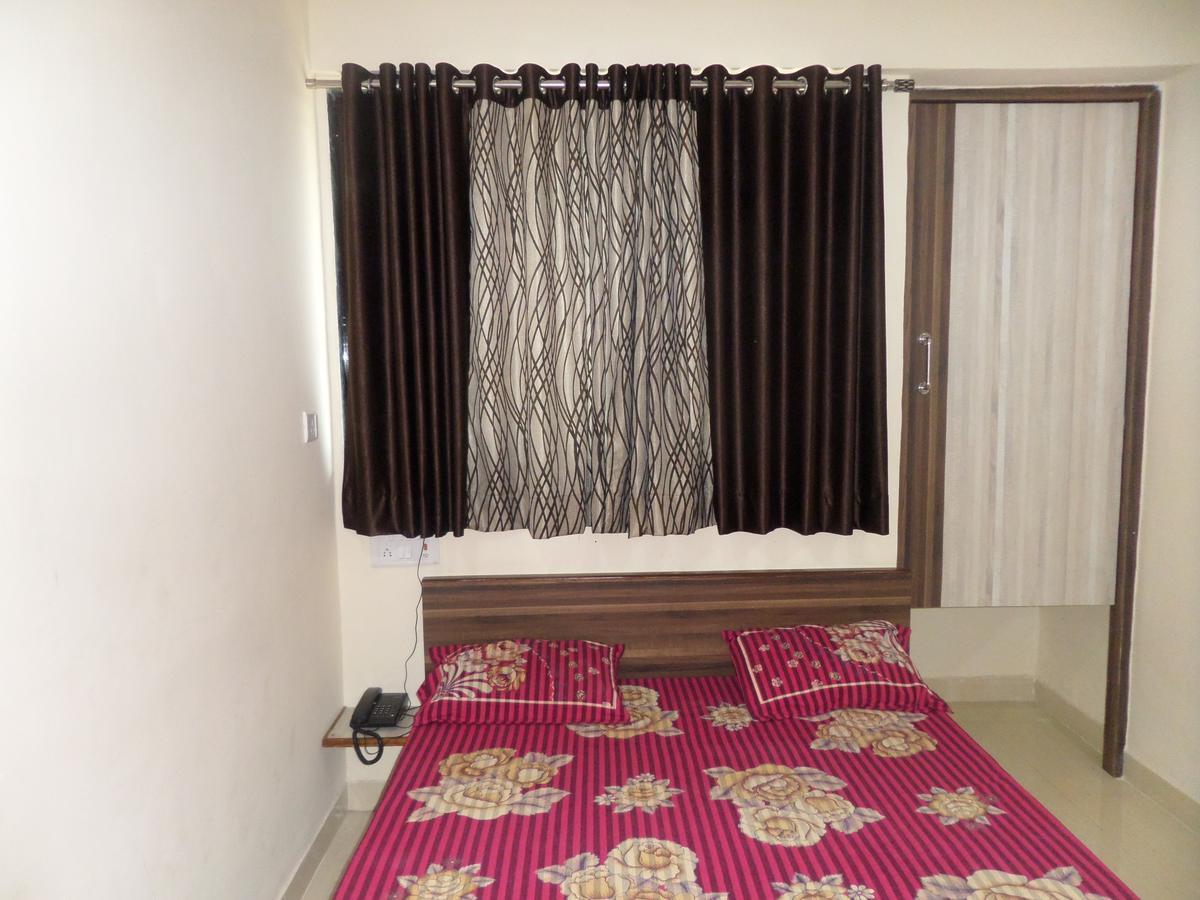 Hotel Riya-Raj Lodging Titwala Exterior foto