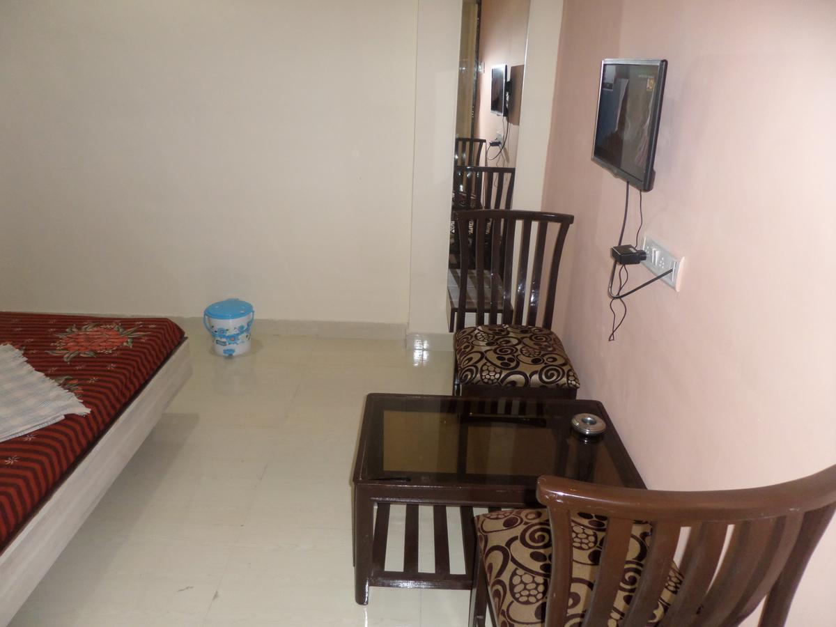 Hotel Riya-Raj Lodging Titwala Quarto foto