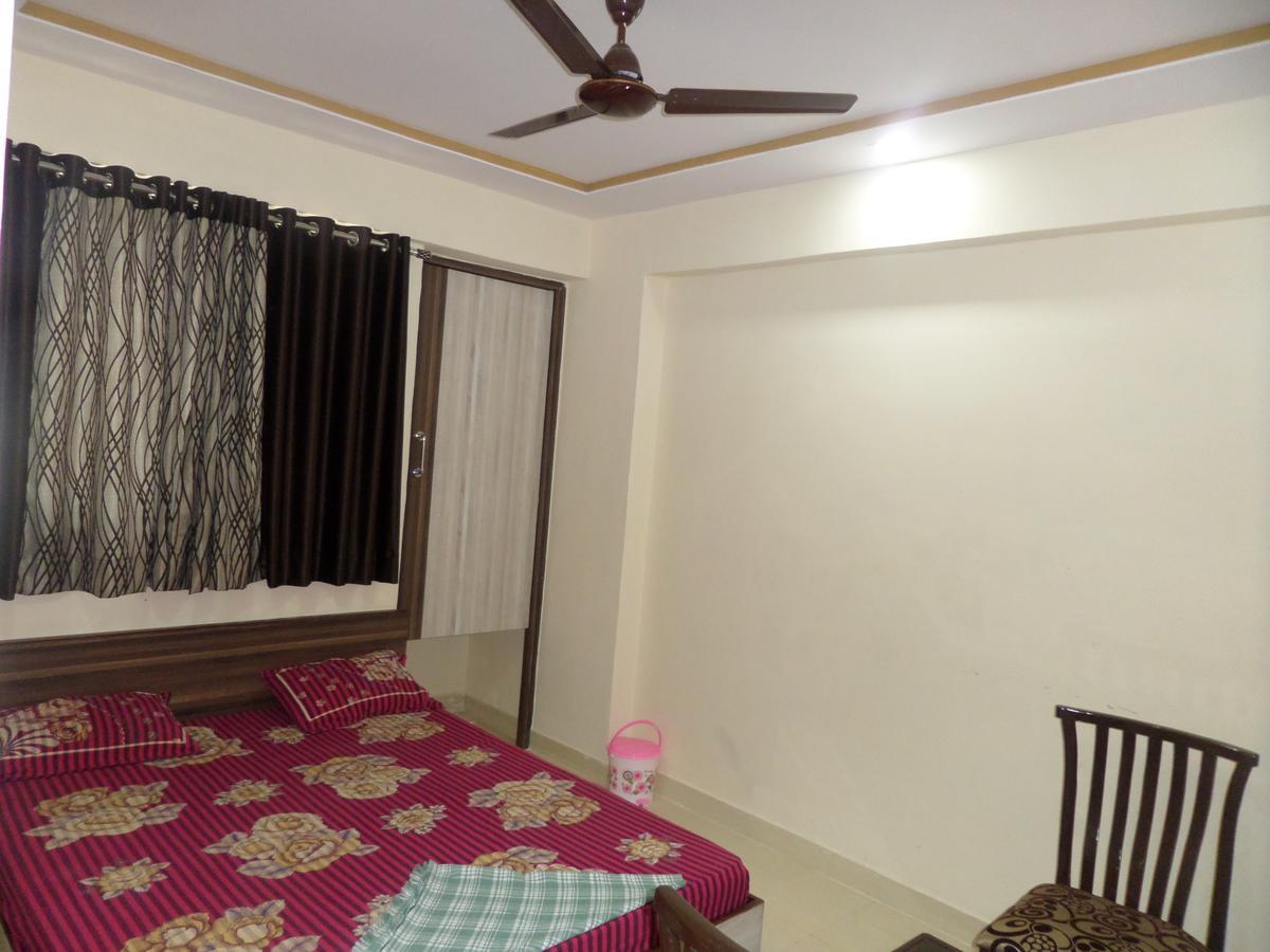 Hotel Riya-Raj Lodging Titwala Quarto foto
